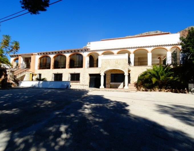 Kommersiella byggnader med 4 lägenheter till salu i Javea