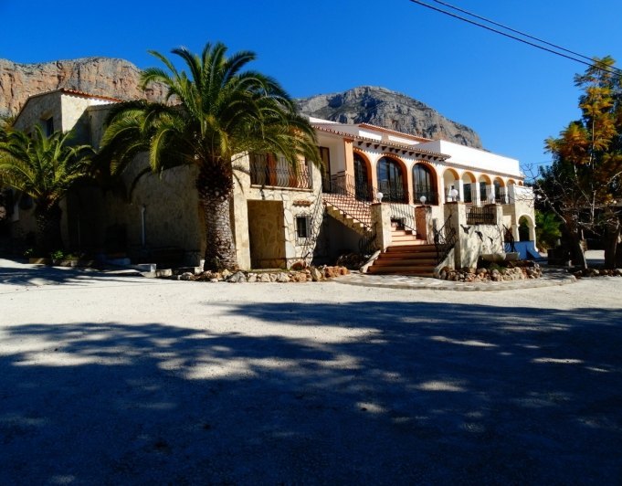 Kommersiella byggnader med 4 lägenheter till salu i Javea