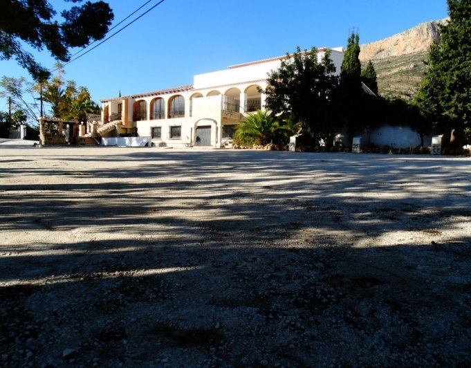 Kommersiella byggnader med 4 lägenheter till salu i Javea