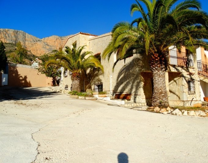 Kommersiella byggnader med 4 lägenheter till salu i Javea