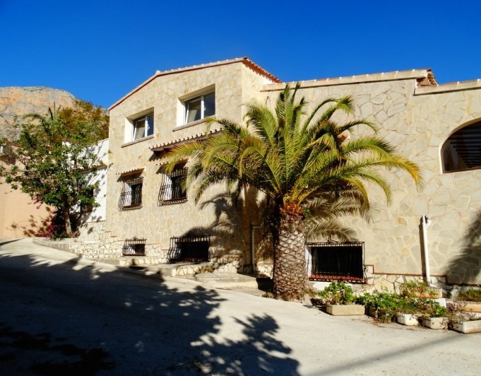 Kommersiella byggnader med 4 lägenheter till salu i Javea