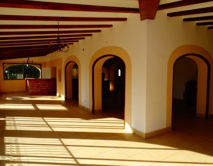 Kommersiella byggnader med 4 lägenheter till salu i Javea