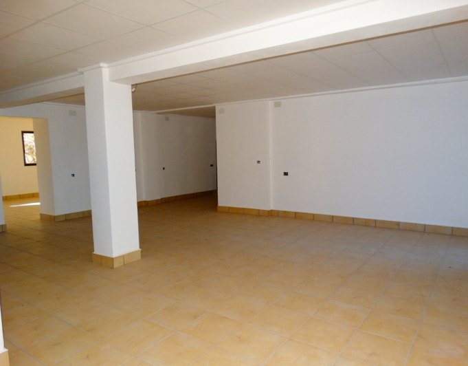 Kommersiella byggnader med 4 lägenheter till salu i Javea