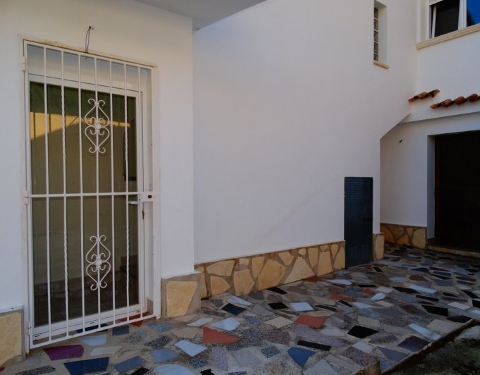 Kommersiella byggnader med 4 lägenheter till salu i Javea