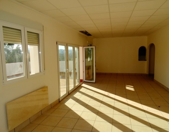 Kommersiella byggnader med 4 lägenheter till salu i Javea