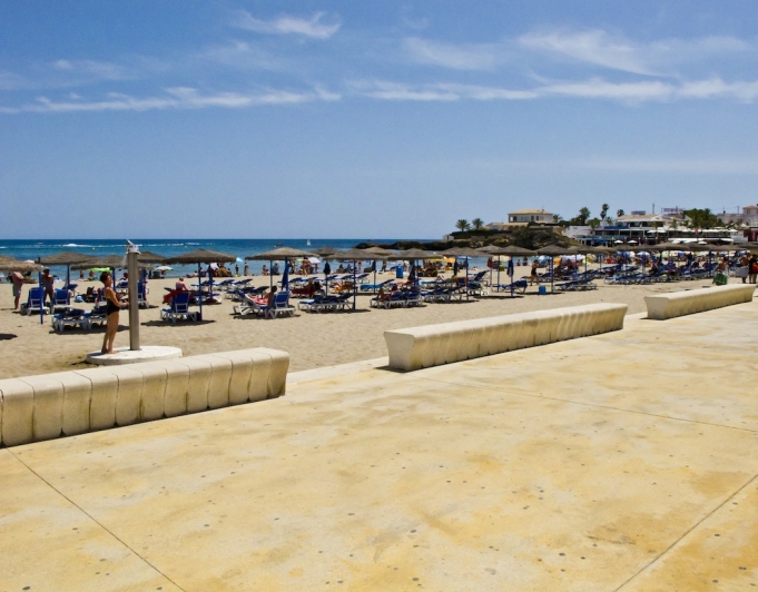 MODERN DESIGNVILLA BARA NÅGRA MINUTER FRÅN STRANDEN