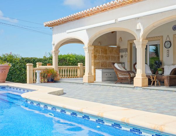 Traditionell Enplansvilla i Costa Nova, Jávea – Platt Tomt, Pool och Utomhusliv