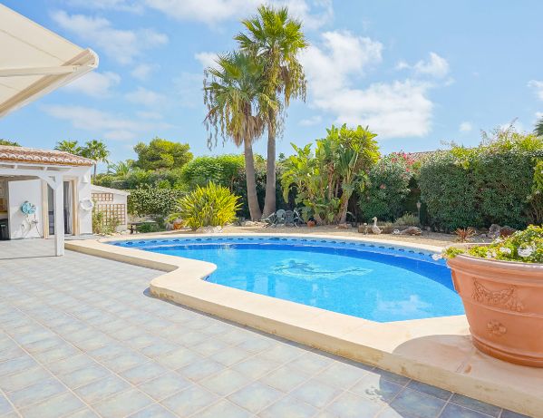Traditionell Enplansvilla i Costa Nova, Jávea – Platt Tomt, Pool och Utomhusliv