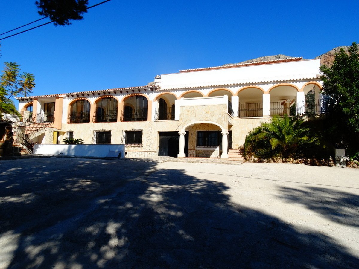 Kommersiella byggnader med 4 lägenheter till salu i Javea