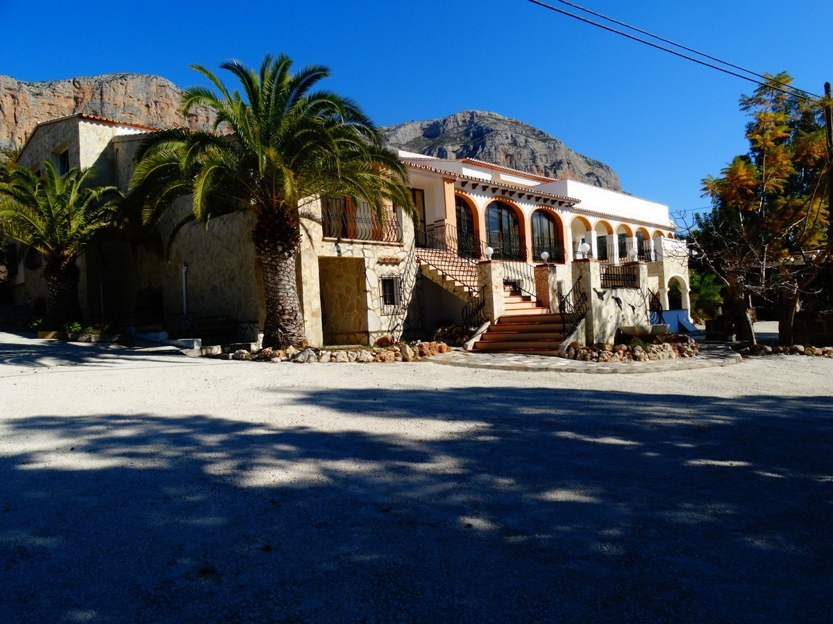 Kommersiella byggnader med 4 lägenheter till salu i Javea