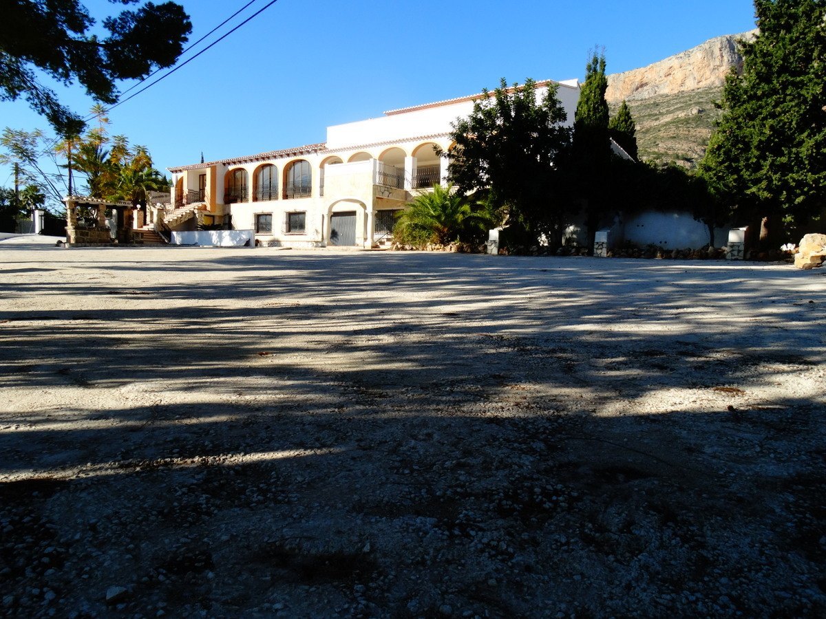 Kommersiella byggnader med 4 lägenheter till salu i Javea