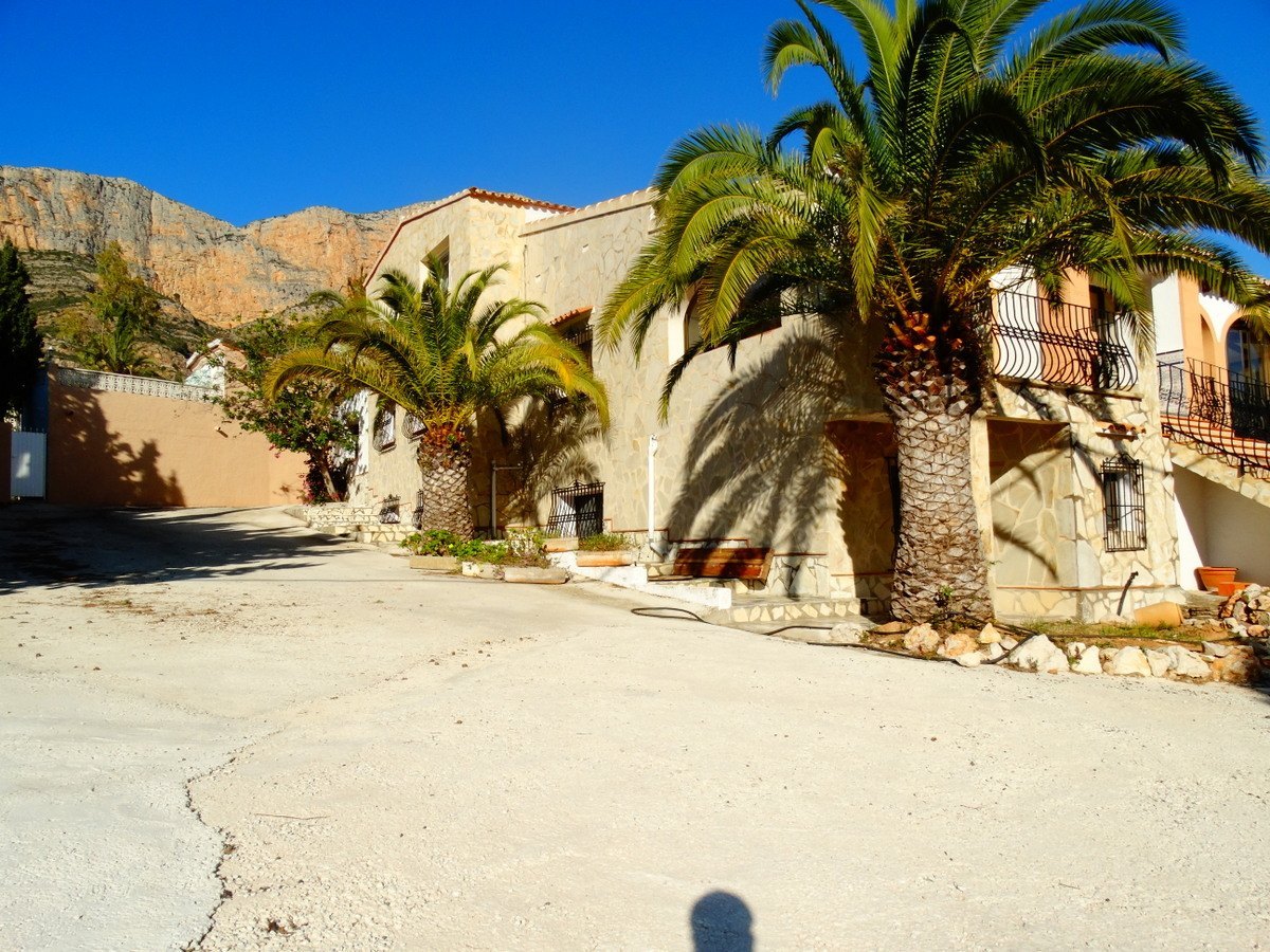 Kommersiella byggnader med 4 lägenheter till salu i Javea