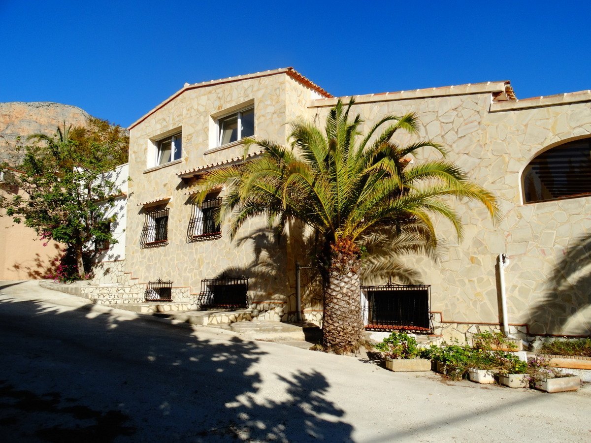 Kommersiella byggnader med 4 lägenheter till salu i Javea