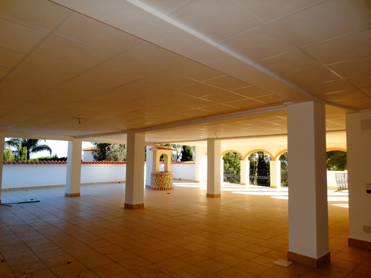Kommersiella byggnader med 4 lägenheter till salu i Javea