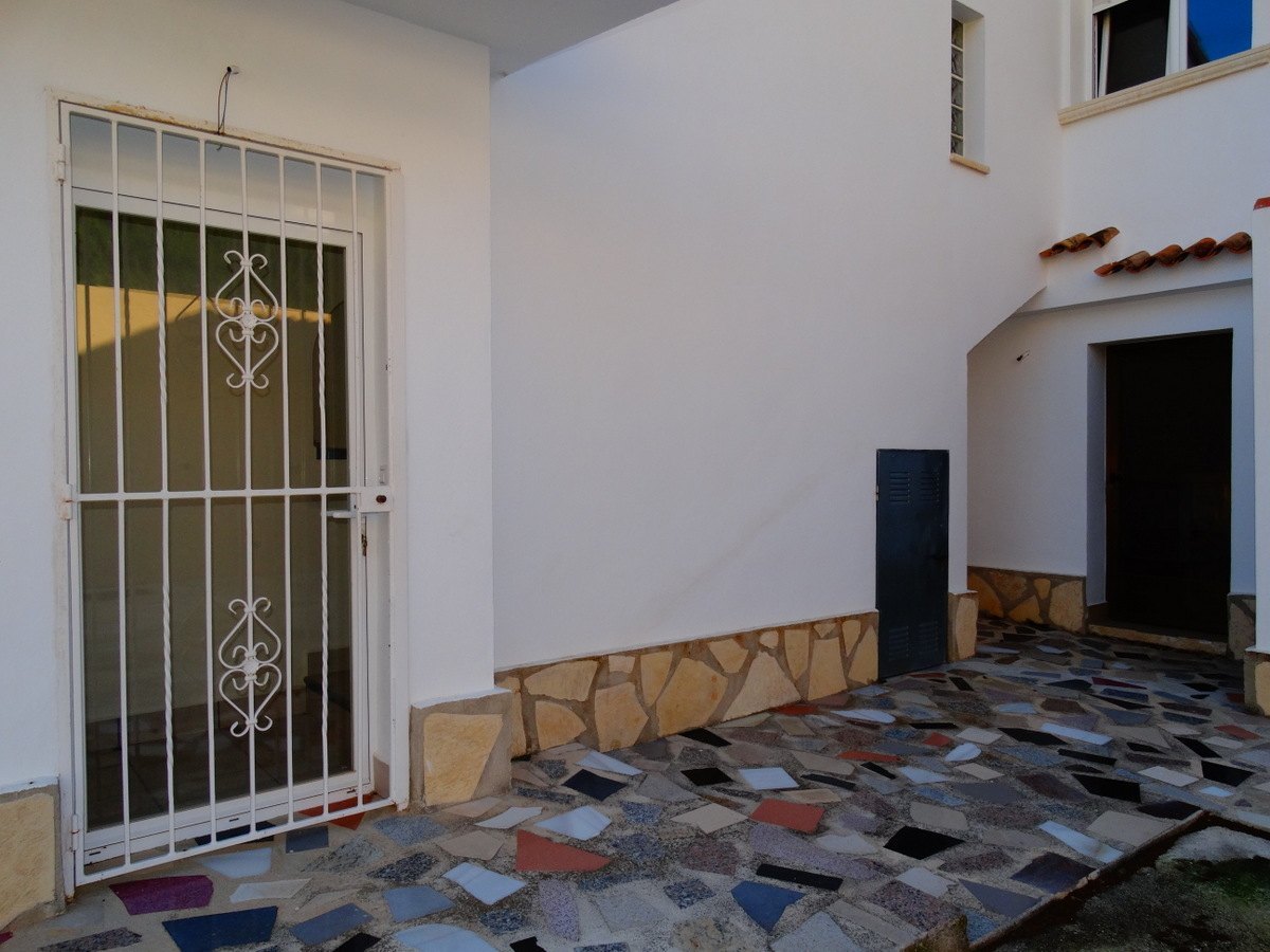 Kommersiella byggnader med 4 lägenheter till salu i Javea