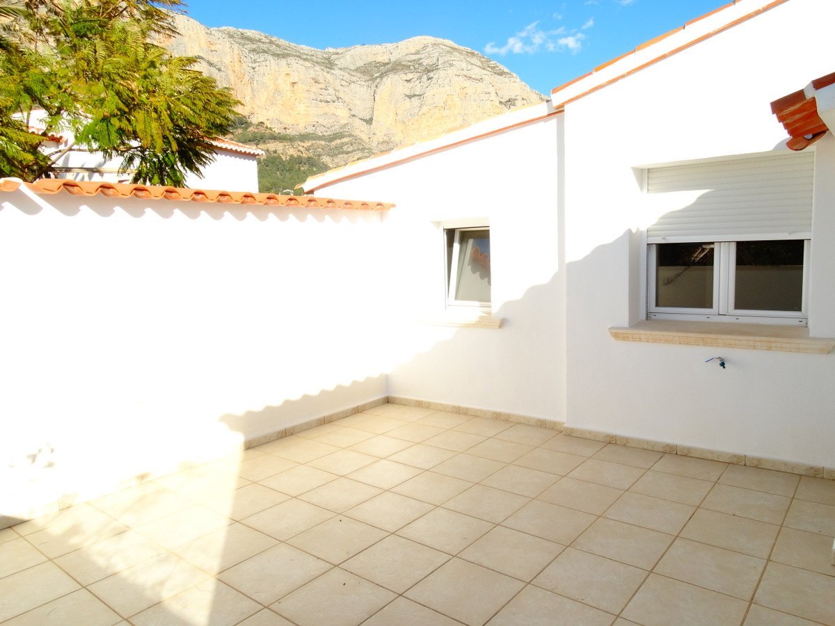 Kommersiella byggnader med 4 lägenheter till salu i Javea