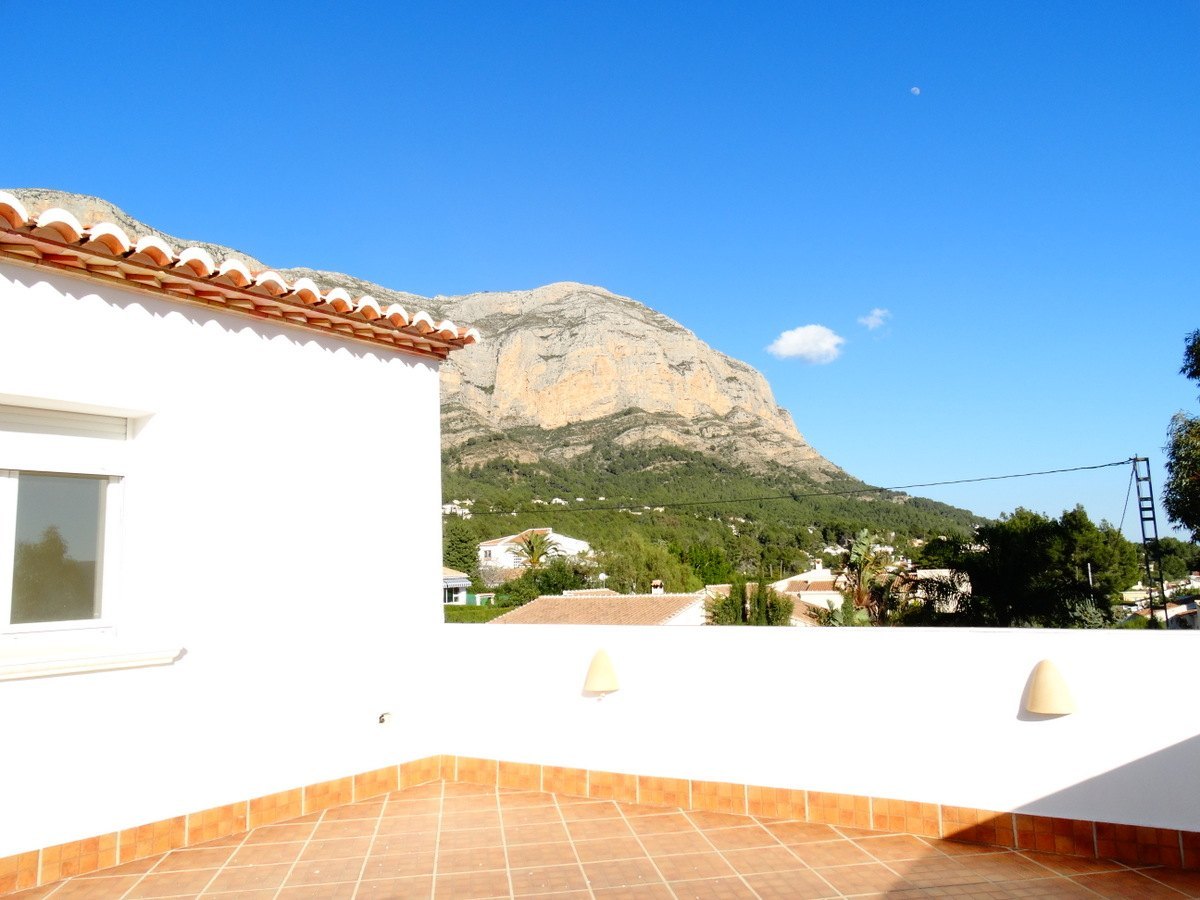 Kommersiella byggnader med 4 lägenheter till salu i Javea
