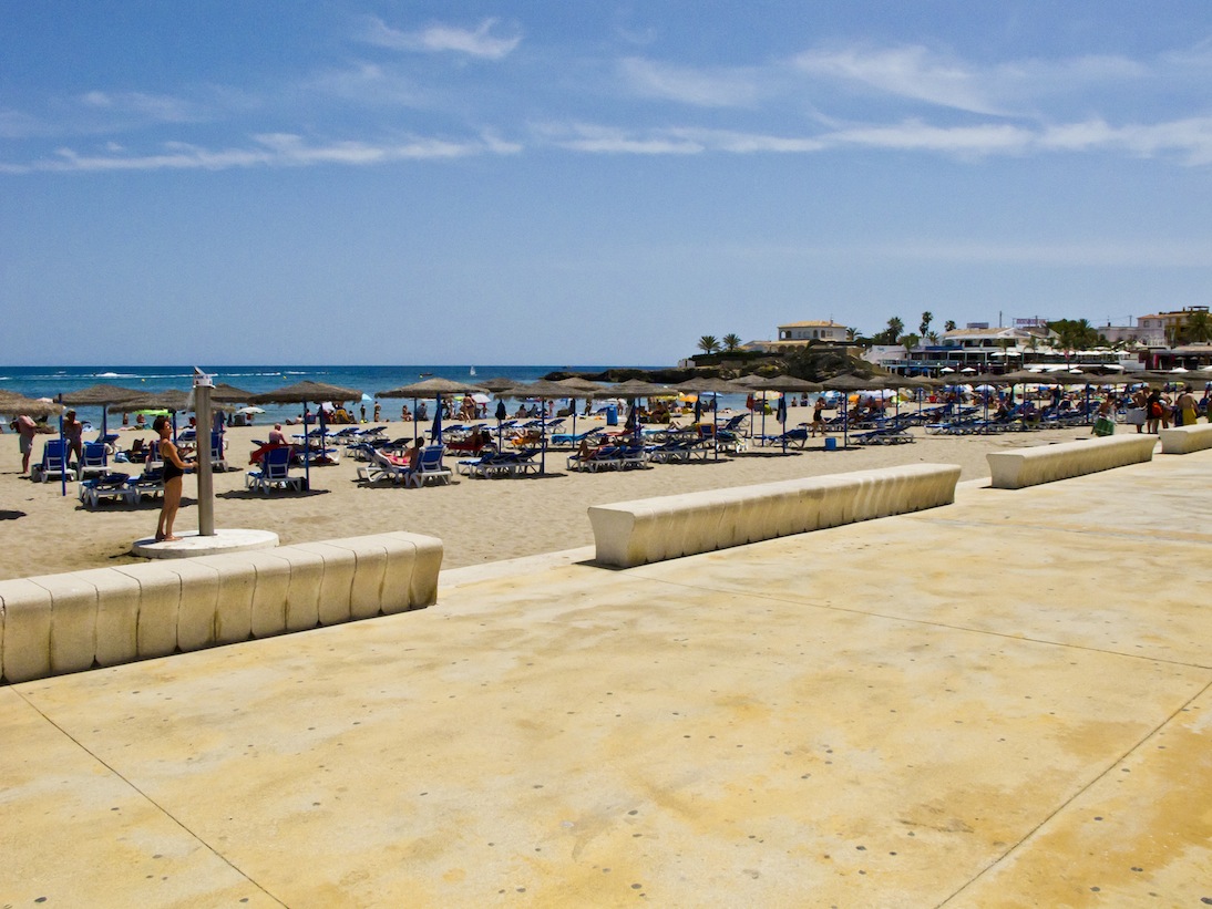 MODERN DESIGNVILLA BARA NÅGRA MINUTER FRÅN STRANDEN